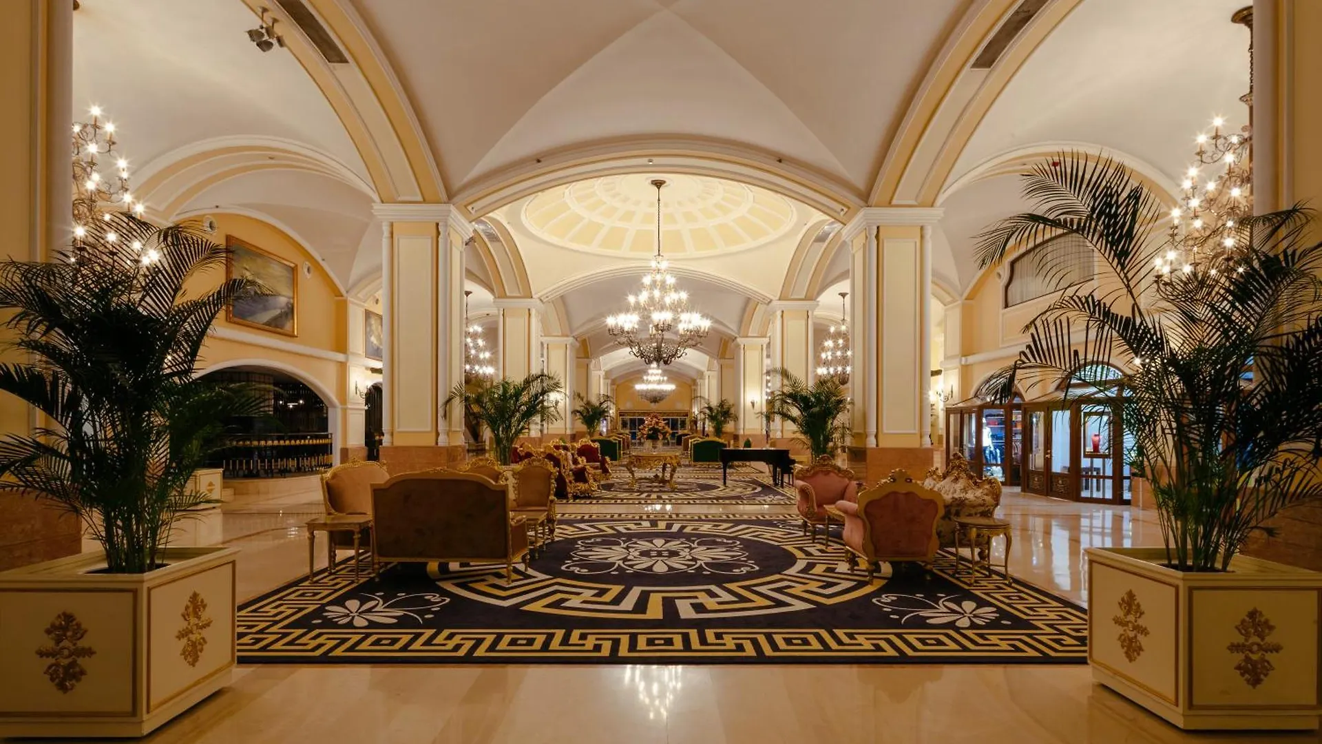 Kremlin Palace Αττάλεια 5*,